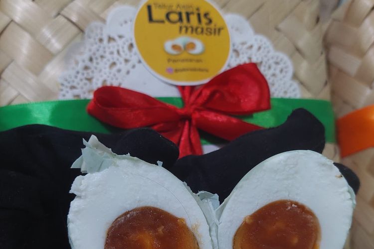 Telur asin di Telur Asin Laris Masir, Surabaya.