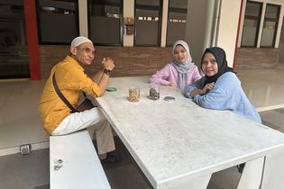 Kisah UTBK SNBT 2025 di UI, Orangtua Antarkan Anak Sejak Subuh