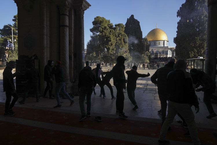 Warga Palestina bentrok dengan pasukan keamanan Israel di kompleks Masjid Al Aqsa di Kota Tua Yerusalem Jumat, 15 April 2022. 