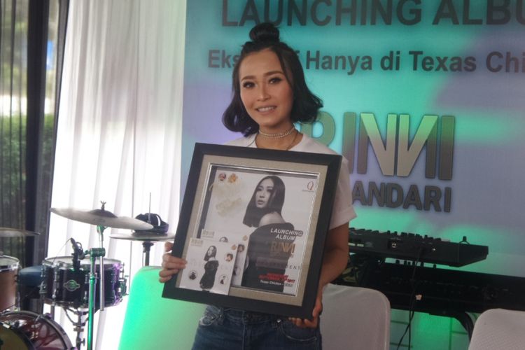 Rinni Wulandari saat peluncuran album best of the best-nya, I Am Independent, di Texas Chicken Cikini, Jakarta Pusat, Rabu (20/9/2017).