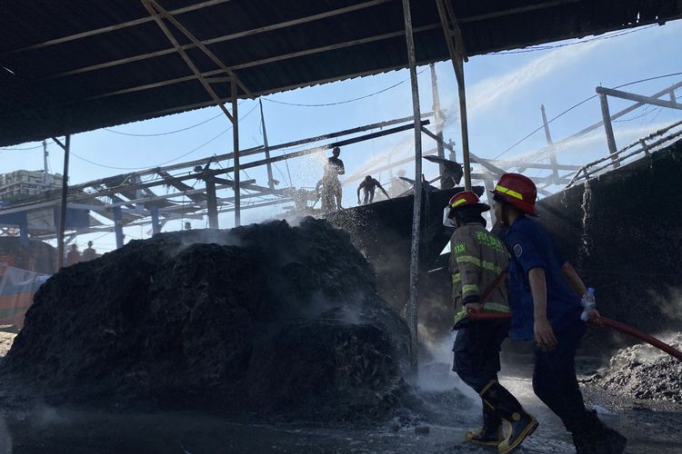 Cerita Warga Soal Penyebab Kebakaran di Pelabuhan Karangsong Indramayu yang Hanguskan 3 Kapal, Mobil, Motor, Hingga Warung