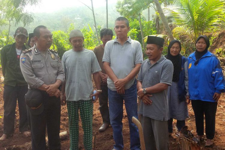 Rianto (kanan) menyampaikan sambutan setelah selesai pemakaman di Cibadak, Sukabumi, Jawa Barat, Senin (19/11/2018).