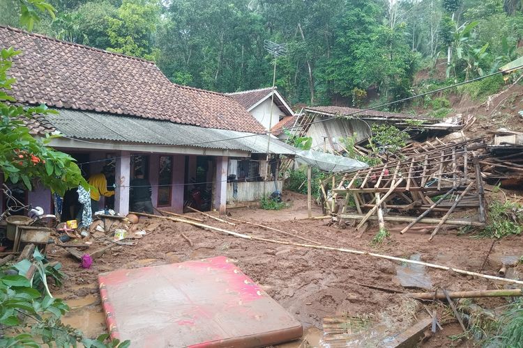 Longsor Terjang 5 Rumah di Ciamis, Warga Tak Sempat Selamatkan Barang