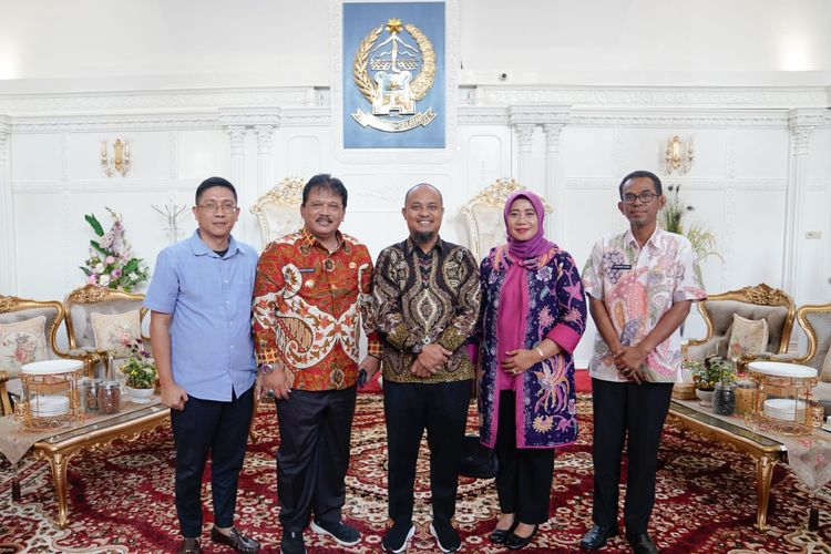 Gubernur Sulsel Andi Sudirman Sulaiman saat menerima kunjunga Bupati Nganjuk Marhaen Djumadi dan rombongan.
