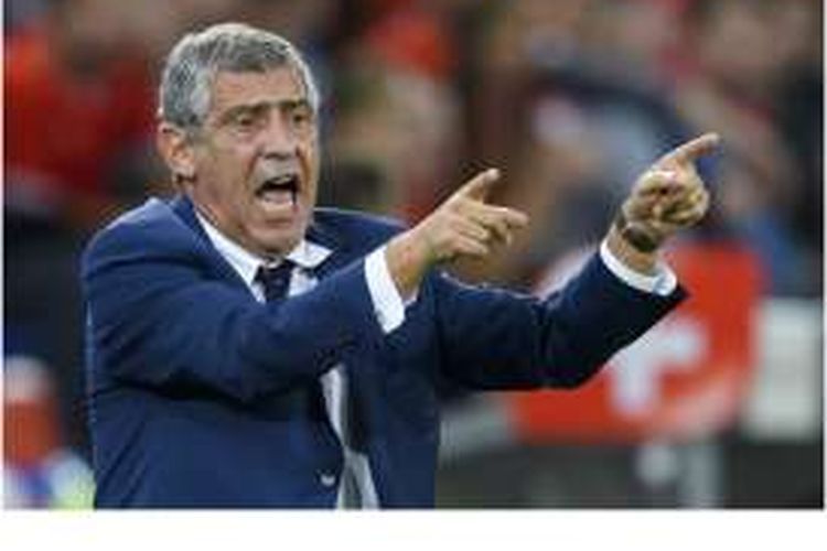 Reaksi pelatih kepala Portugal, Fernando Santos, saat menyaksikan aksi pasukannya melawan Swiss pada pertandingan kualifikasi Piala Dunia 2018 di Stadion St Jakob-Park, Basel, Selasa (6/9/2016). Portugal kalah 0-2.