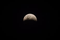 Cuaca Berawan dan Hujan, Warga Kupang Kesulitan Lihat Gerhana Bulan