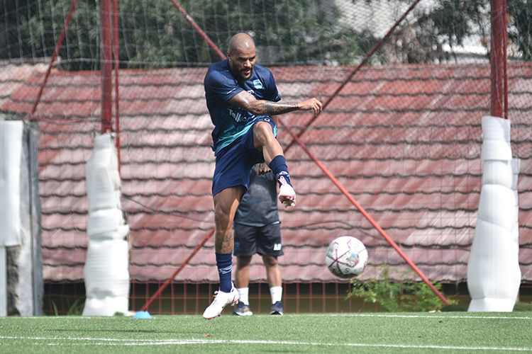 Penyerang Pmersib Bandung David da Silva, dalam sesi latihan tim yang digelar di Lapangan Soccer Republik, Kota Bandung, Selasa (28/12/2021).