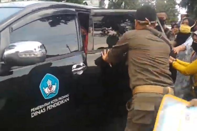 Puluhan emak-emak orang tua siswa menyerrbu Kepala Dinas Pendidikan Padang Habibul Fuadi yang hendak naik mobil, Selasa (7/7/2020)