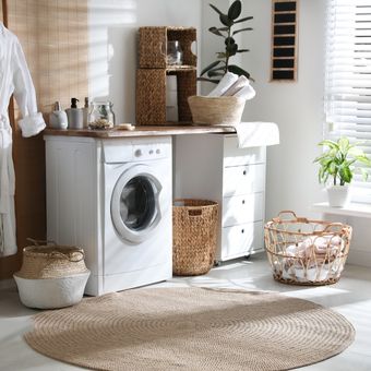 Ilustrasi ruang cuci, mesin cuci di rumah.