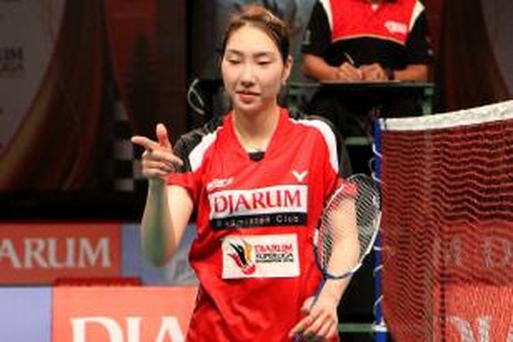 Pemain Djarum Kudus, Sung Ji-hyun, bereaksi setelah meraih kemenangan atas pemain Hokuto Bank Japan, Kusunoke Yuka, pasda laga perebutan tempat ketiga Djarum Superliga Badminton 2015 di Denpasar, Bali, Sabtu (31/1/2015). Sung menang 18-21, 21-18, 21-9.