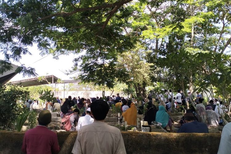 Suasana pemakaman Wahyu Dian, Dosen UIN Raden Mas Said saat di makamkan di pemakaman Umum Pejeruk, Kota Mataram