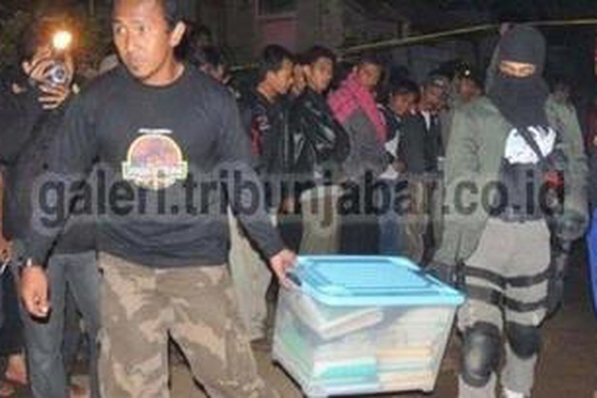 Barang Bukti dari rumah kontrakan Fahri dan Hilmi