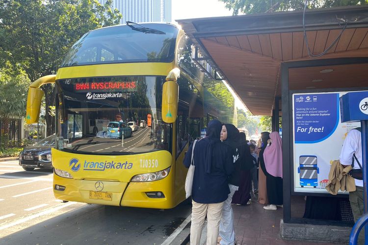 Penumpang antre untuk menaiki bus wisata tingkat Transjakarta di halte IRTI Monas, Selasa (7/3/2023). 