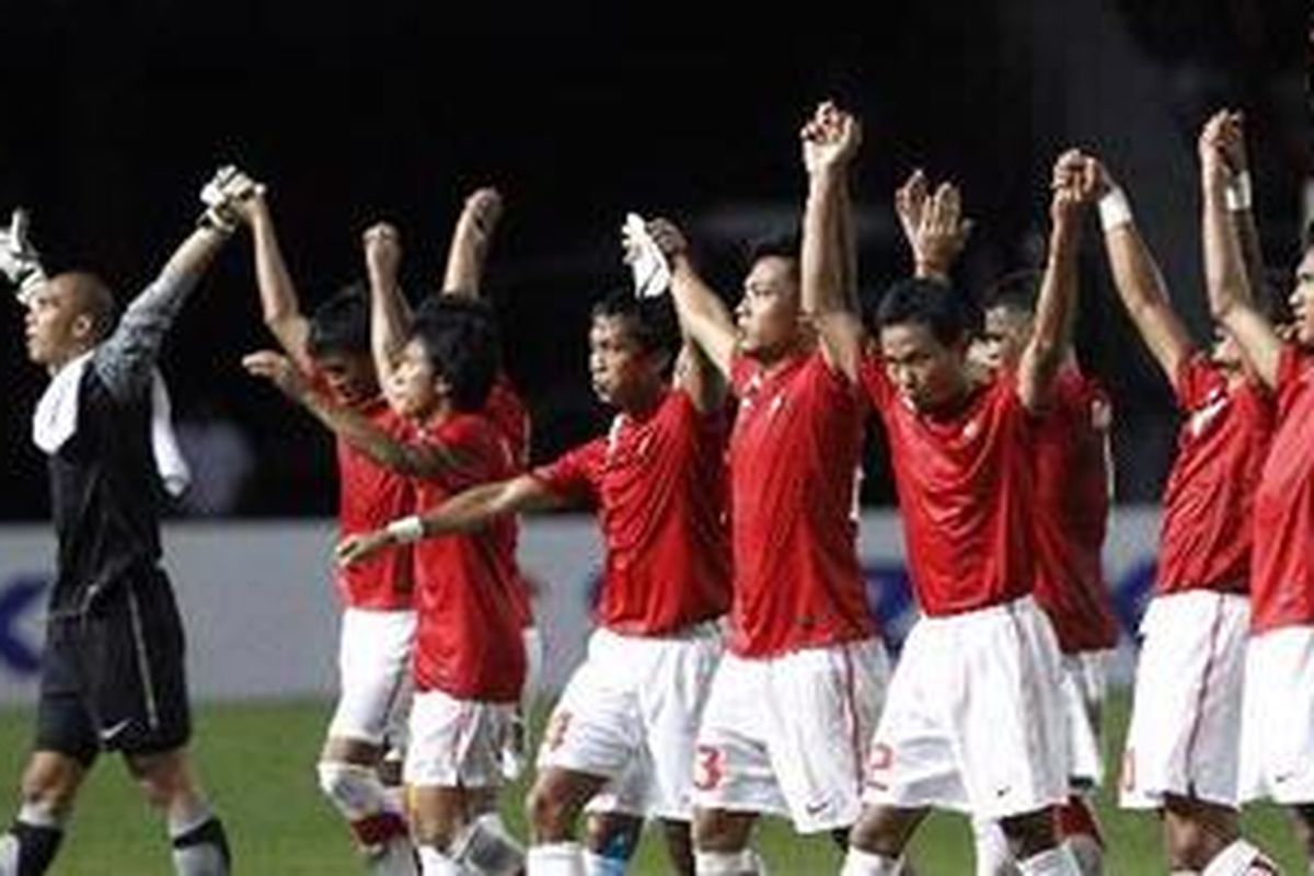 Pemain timnas Indonesia merayakan kemenangan ke arah pendukungnya usai mengalahkan timnas Filipina. Indonesia lolos ke final lawan Malaysia dalam partai tandang-kandang. Indonesia bertandang lebih dulu ke Malaysia pada 26 Desember.