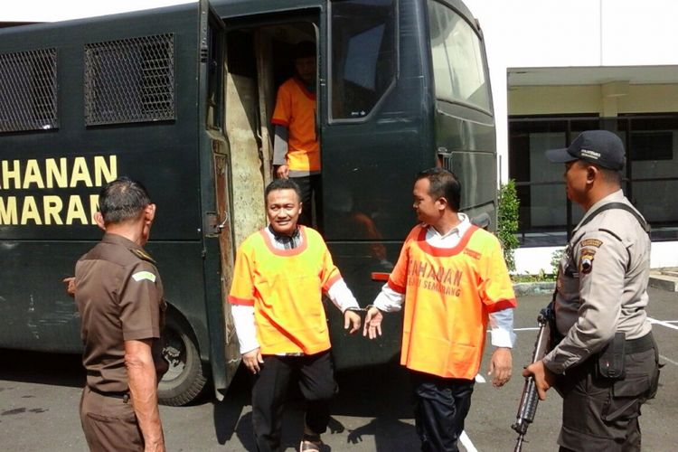 Terdakwa sweeping resto sosial Kitcen turun dari mobil tahanan sebelum sidang di PN Semarang, Selasa (21/3/2017)