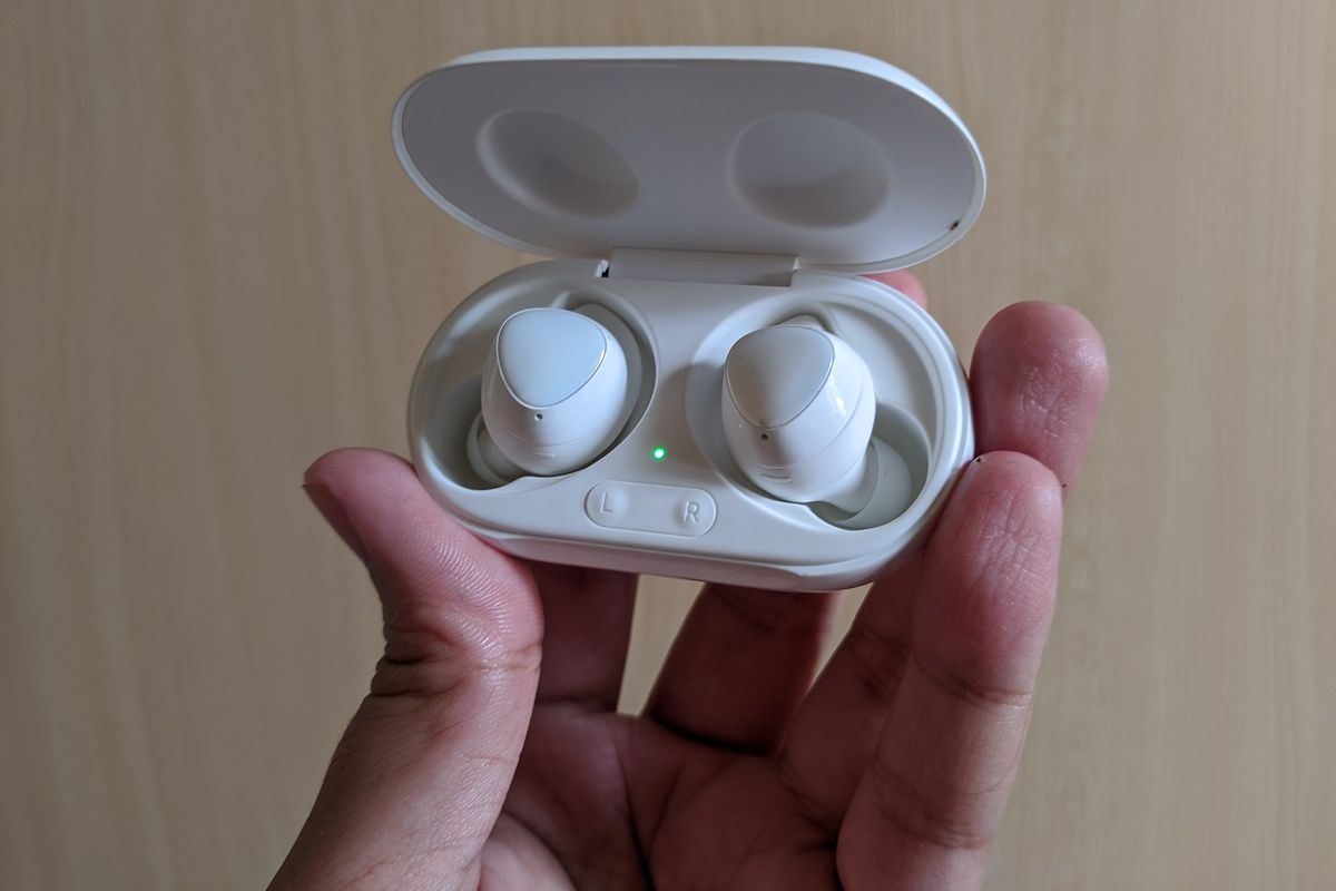 Galaxy Buds Plus memiliki fitur untuk mengatur ambient sound. 