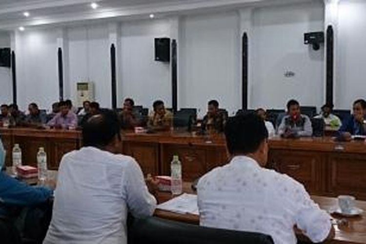 Perwakilan kepala desa di Kabupaten Buton Tengah mengadu ke DPRD Sultra, karena gajinya selama tiga bulan tidak dibayar.