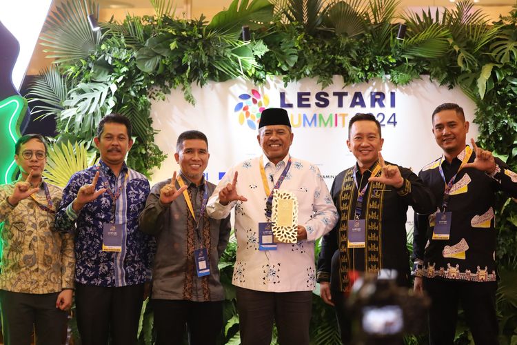 Bupati Siak Alfedri dalam ajang Lestari Awards 2024 di Hotel Raffles, Jakarta, Rabu (21/8/2024).
