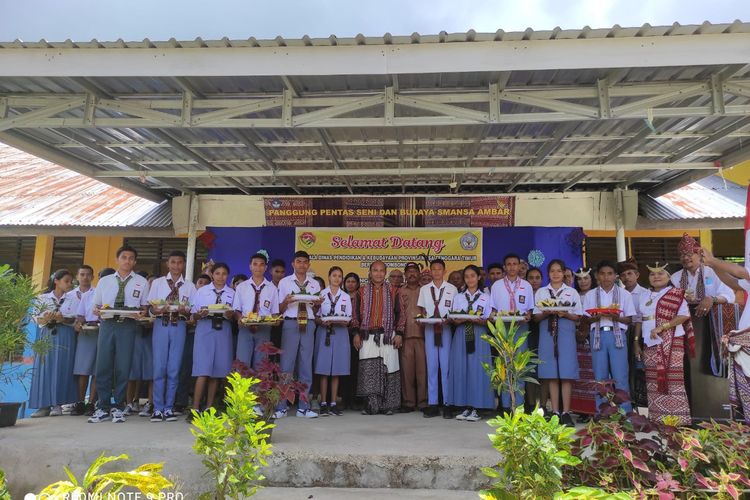 Dinas Pendidikan dan Kebudayaan Provinsi Nusa Tenggara Timur (NTT) meluncurkan program makan siang gratis untuk murid SMA, SMK, SLB, guru dan pegawai se-NTT, Selasa (20/2/2024). Acara peluncuran berlangsung di SMA Negeri 1 Amarasi Barat, Kabupaten Kupang.