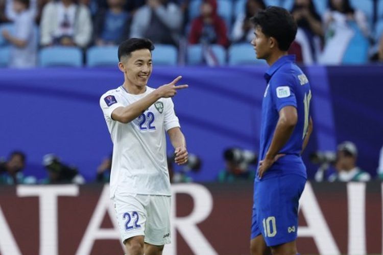 Gelandang Uzbekistan,  Abbosbek Fayzullaev, mencetak gol ke gawang Thailand pada pertandingan babak 16 besar Piala Asia 2023 di Stadion Al-Janoub, Selasa (30/1/2024).
