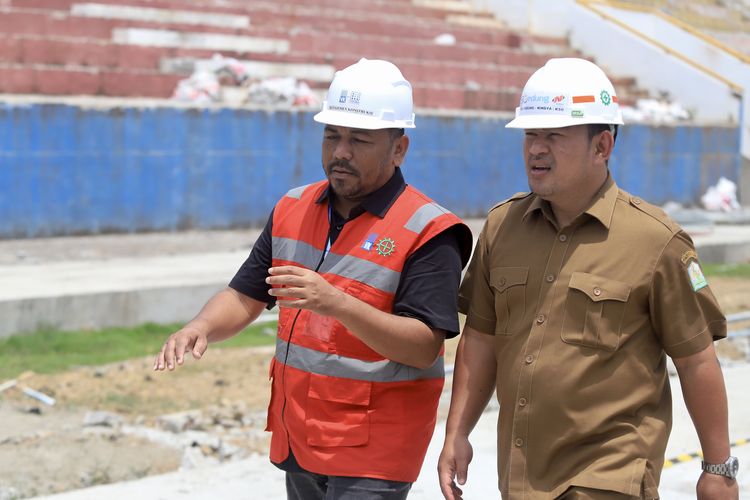 Kepala Dinas Kebudayaan dan Pariwisata Aceh Almuniza Kamal saat ikut meninjau renovasi Stadion Harapan Bangsa Aceh, Selasa (26/3/2024).