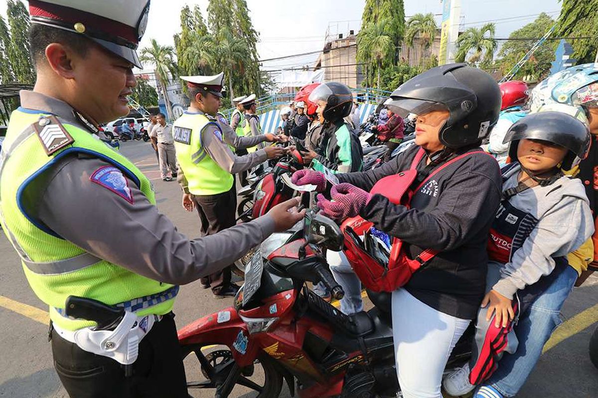 Petugas Satlantas Polresta Kediri memeriksa kelengkapan surat kendaraan bermotor saat Operasi Zebra Semeru 2019 di Kota Kediri, Jawa Timur, Rabu (23/10/2019). Operasi selama 14 hari dengan melibatkan sebanyak 3.261 personil kepolisian di jajaran Polda Jawa Timur tersebut bertujuan menegakkan hukum pelanggar lalu lintas guna menekan angka kecelakaan.