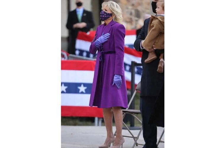 Jill Biden mengenakan pakaian serba ungu jelang pelantikan suaminya, Joe Biden, sebagai Presiden AS, Rabu (20/01/2021) waktu setempat.