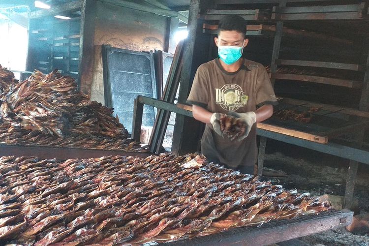 Yuk Ke Kampung Patin Di Kampar Berwisata Sambil Melihat Proses Produksi Ikan Salai Halaman All Kompas Com