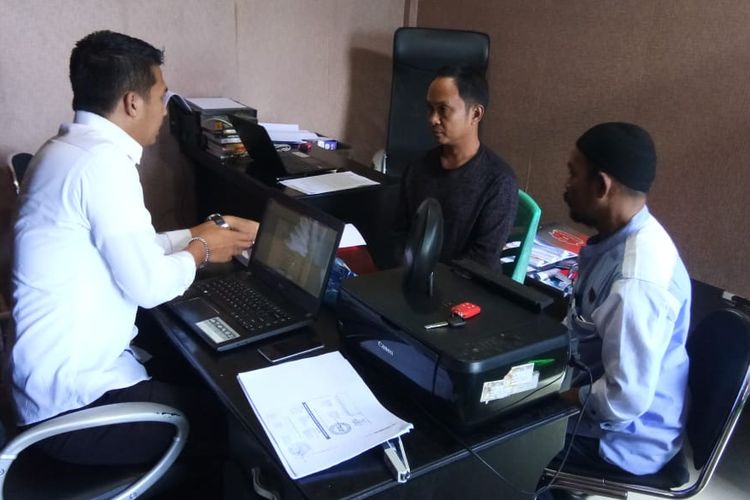 Tersangka dugaan korupsi ADD dan DD 2015 menjalani pemeriksaan di ruang Reskrim Polres Luwu, yang selanjutnya akan dilakukan penahanan, Jumat (31/05/2019). Foto : Humas Polres Luwu