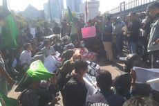 Di Surabaya, Demo Mahasiswa Blokir Pintu Masuk Gedung Negara Grahadi