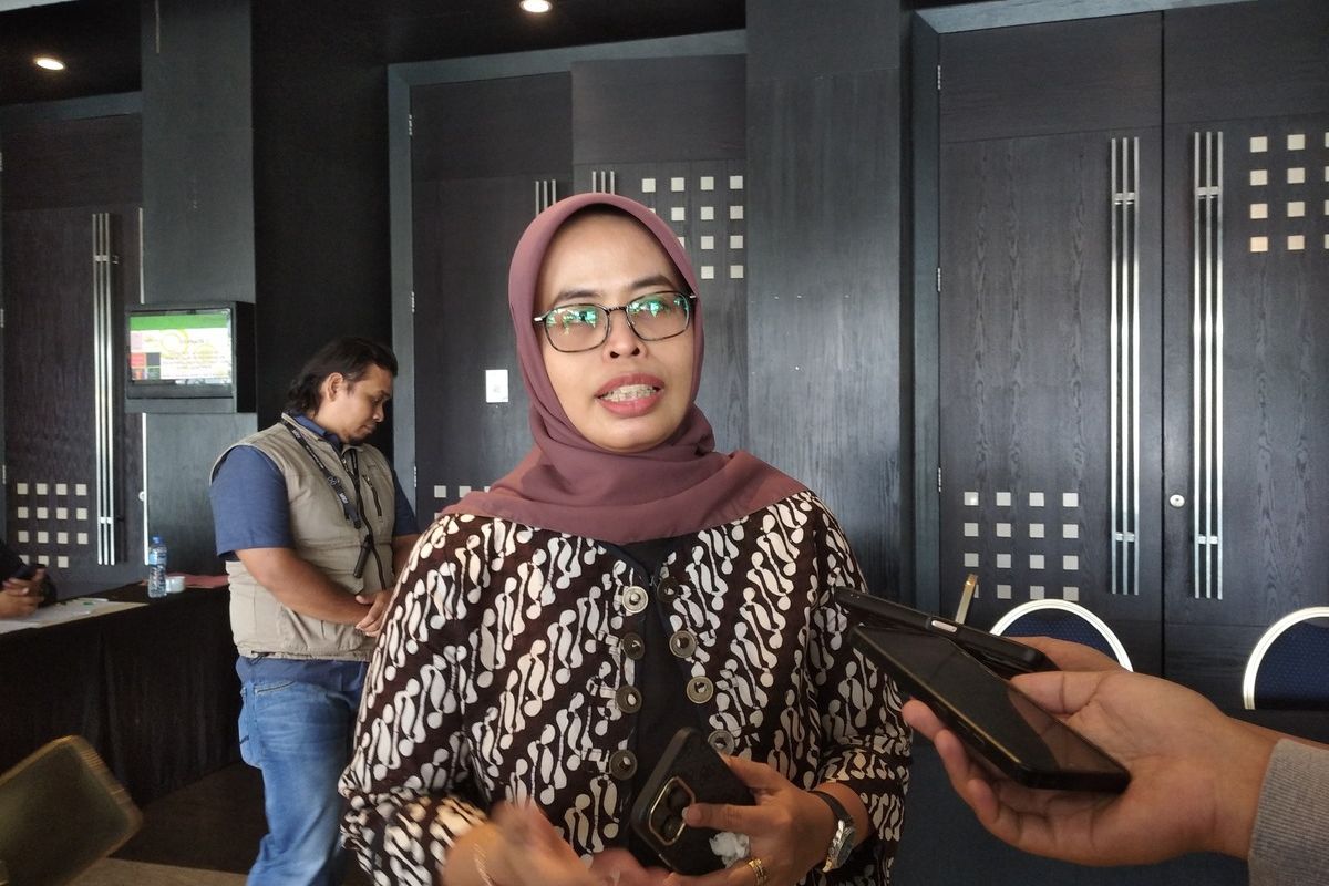 Ketua KPU Jabar Ummi Wahyuni usai kegiatan rapat kerja di Hotel Holiday Inn, Kota Bandung, Jawa Barat, Kamis (2/5/2024).