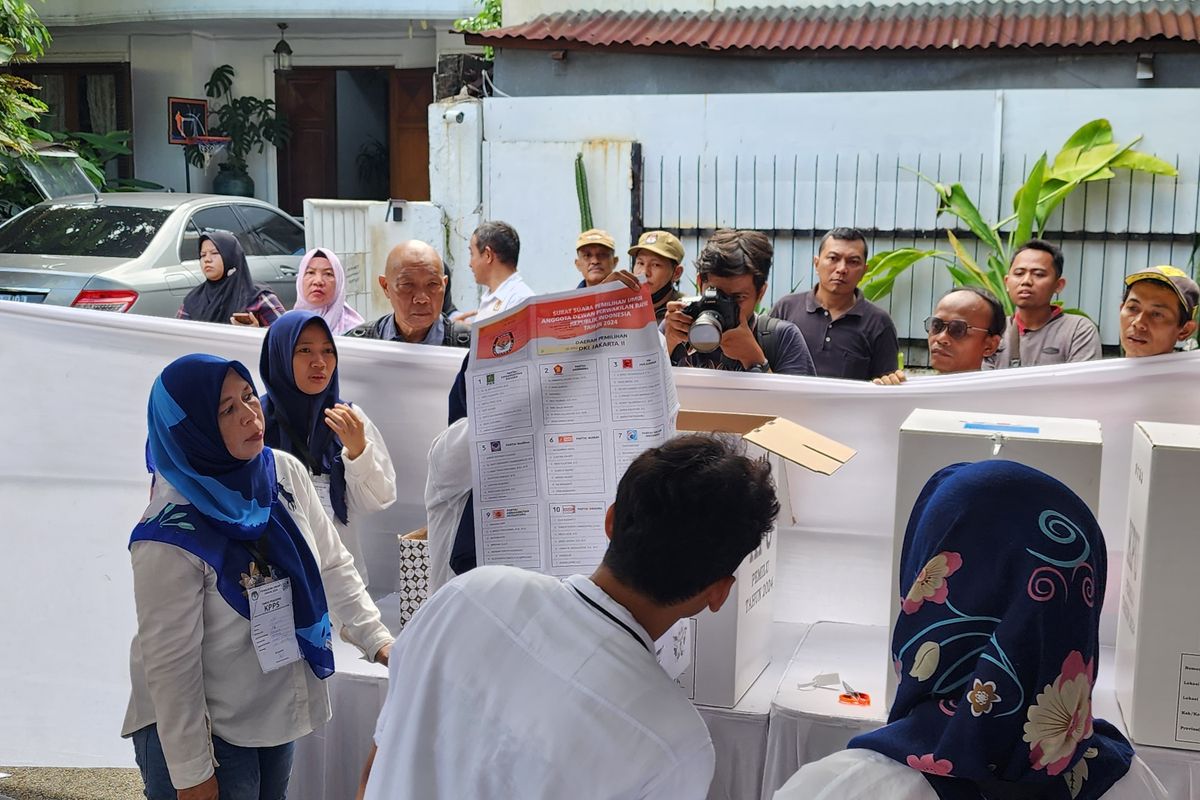 Proses pemungutan suara ulang di TPS 043, Menteng, Jakarta Pusat, Sabtu (24/2/2024). 