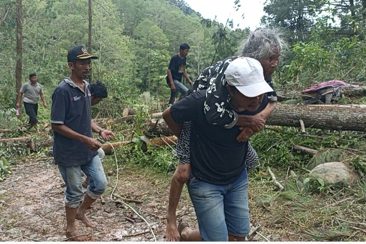 Takut terjadi banjir dan longsor susulan, warga Desa Ketawaran, Kabupaten Karo, Sumut, mengungsi, Minggu (13/10/2024).
