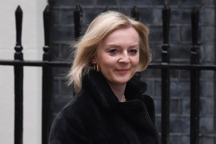 Menteri Luar Negeri Inggris Liz Truss saat tiba untuk pertemuan kabinet di Downing Street No 10, London, 25 Januari 2022.