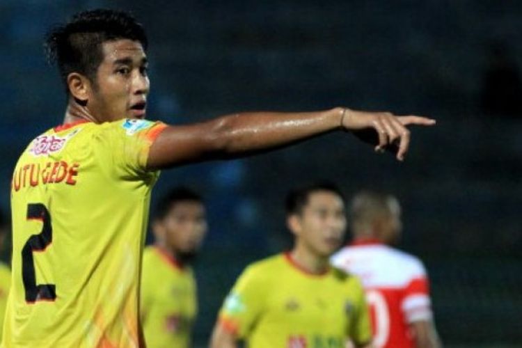 Bek kanan Bhayangkara FC, I Putu Gede Juni Antara saat membela timnya yang dijamu Madura United pada laga Liga 1 musim 2017 di Stadion Gelora Bangkalan, 8 November 2017. 