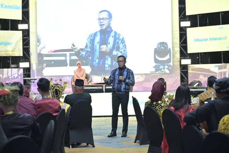 Bima Arya Sugiarto berbicara pada Youth City Changers (YCC) yang merupakan rangkaian Rakernas Apeksi 2024 di Kota Balikpapan, Sabtu (1/6/2024).