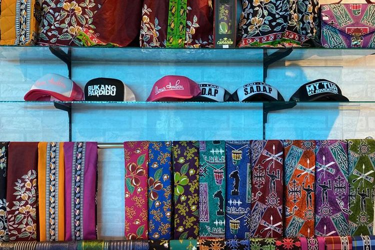 Beberapa oleh-oleh khas Maluku yang dijual di toko cinderamata di Bandara Internasional Pattimura Ambon. 