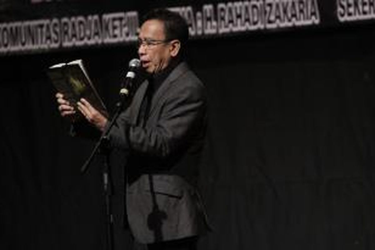 Anggota Komisi X DPR RI, Dedi 'Miing' Gumelar membacakan puisi dalam acara peluncuran buku 'Kitab Radja - Ratoe Alit, Antologi 50 penyair' , di gedung STSI, Buah Batu, Bandung, Jumat (30/9/2011). Buku ini merupakan kumpulan puisi dari 50 penyair yang diluncurkan oleh Komunitas Radja Ketjil.