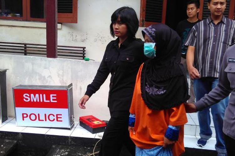 Budiati (baju oranye) pelaku pencurian benda berharga milik jemaah shalat di Masjid Jami Alun-alun Kota Magelang, Jawa Tengah, Kamis (26/1/2017).