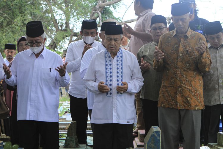 Pimpinan Pondok Modern Pesantren Darussalam Gontor KH M Akrim Mariyat (baju batik coklat) bersama anggotanya yang lain saat berziarah di makam AM yang berlangsung di TPU Sungai Selayur, Kecamatan Kalidoni Palembang, Jumat (9/9/2022).