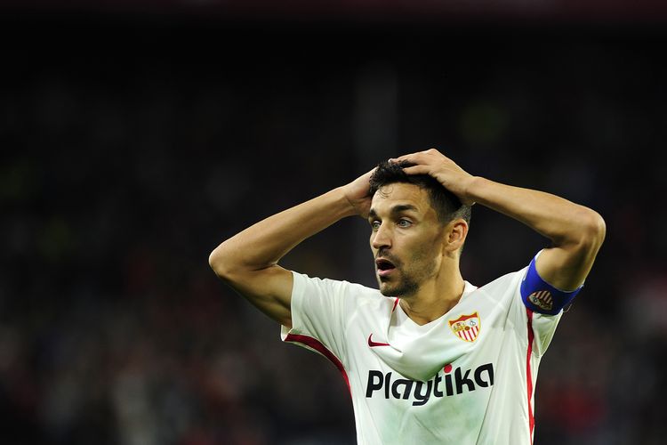 Isyarat gelandang Spanyol Sevilla Jesus Navas selama pertandingan sepak bola liga Spanyol antara Sevilla FC dan RCD Espanyol di stadion Ramon Sanchez Pizjuan di Seville pada 11 November 2018.