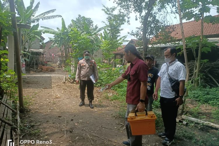 Petugas saat olah TKP seorang warga Semanding, Kecamatan Pagu, Kabupaten Kediri, Jawa Timur, yang tewas saat kawinkan sapi, Rabu (16/11/2022).
