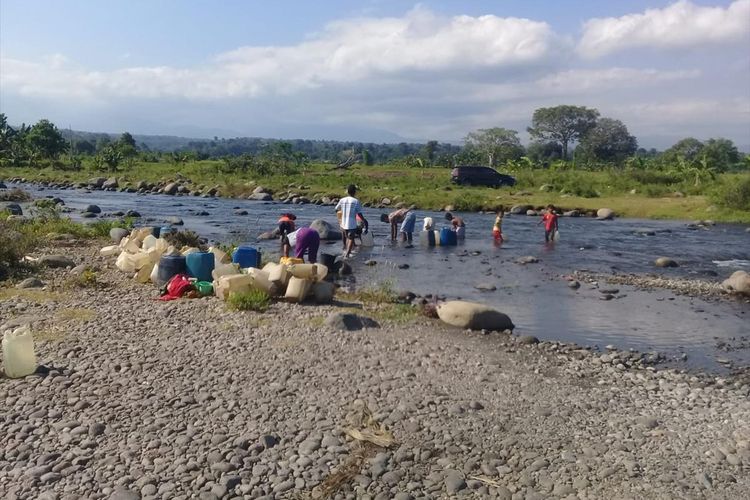 Foto : Warga Desa Bea Ngencung, Kecamatan Rana Mese, Kabupaten Manggarai Timur, Flores, NTT mengambil air di kali Wae Musur, Sabtu (29/6/2019).
