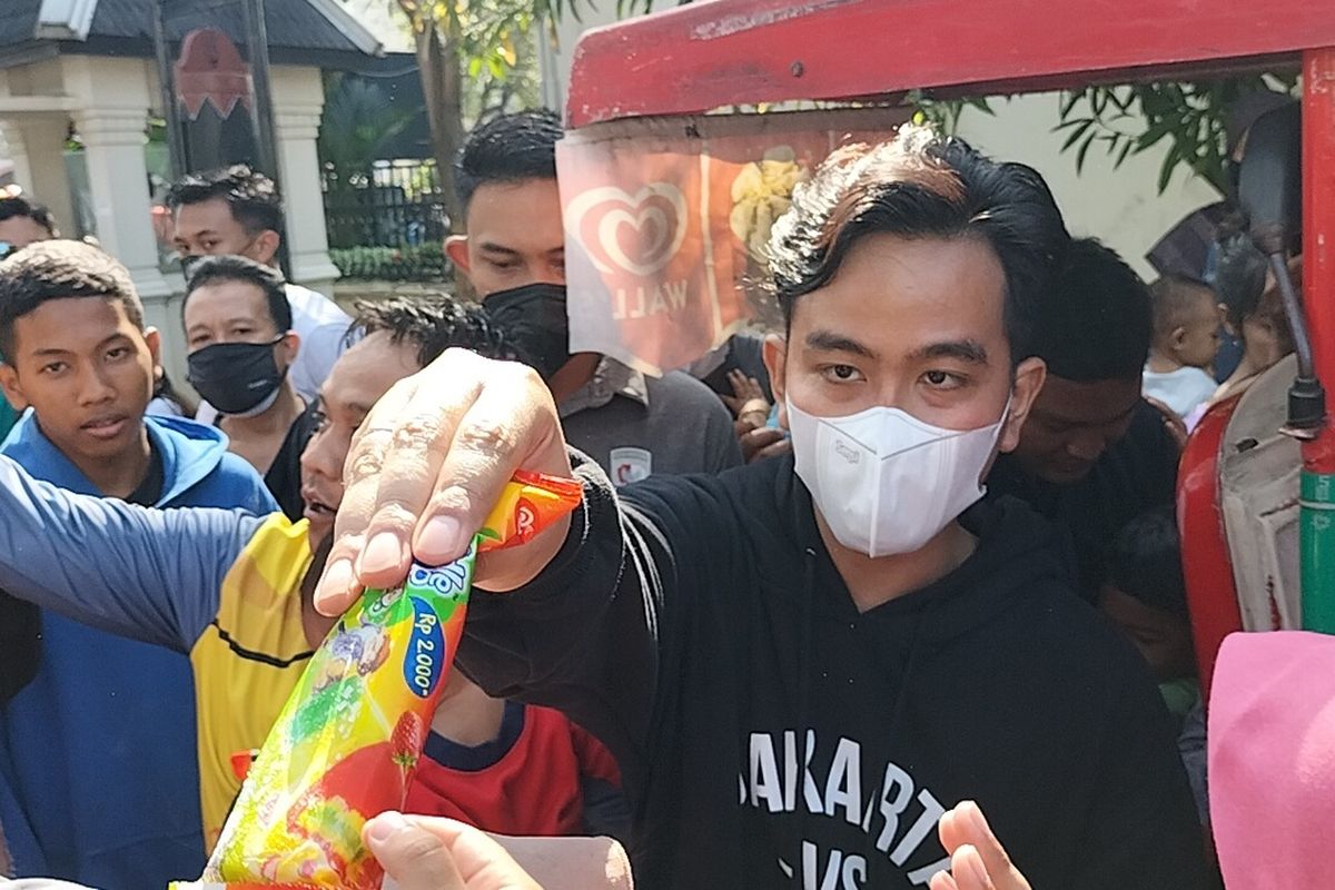Gibran Rakabuming Raka cosplay penjual es krim, terlihat sigap membagikan ratusan es krim tersebut anak-anak yang berada dikawasan Loji Gandrung, Minggu (15/5/2022).