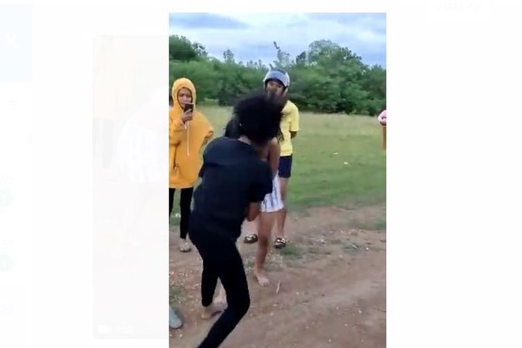 Tangkapan layar video yang memperlihatkan dua remaja putri berkelahi di Timor Tengah Utara, NTT