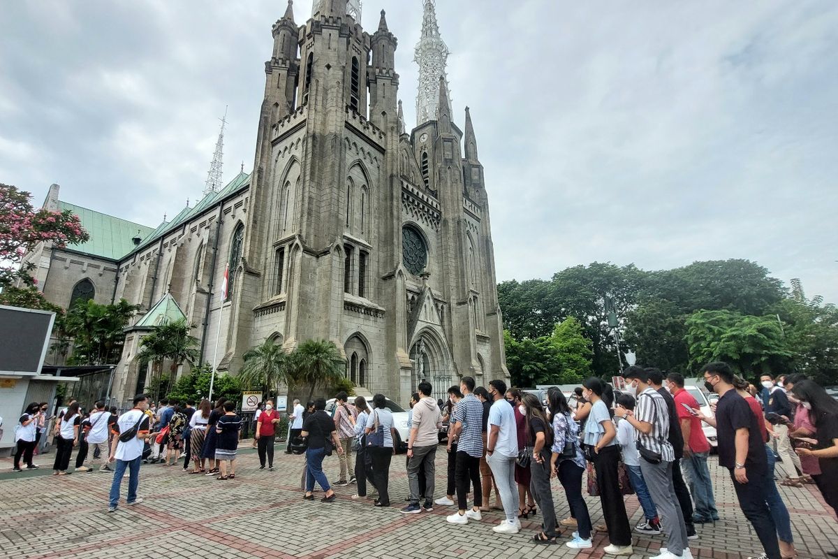 Memperingati  Kenaikan Isa Almasih, Gereja Katedral Jakarta menggelar ibadah Misa bagi umat Katolik dengan kapasitas 75 persen, pada Kamis (26/5/2022).