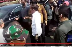Jokowi Tiba di Lampung, Langsung Bagi-bagi Kaus ke Warga yang Sudah Menunggu