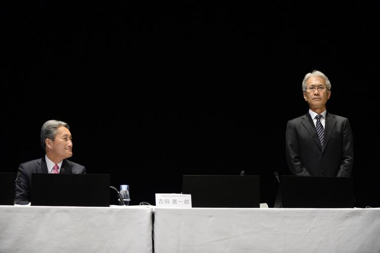 Kazuo Hirai ( kanan) melepas jabatannya sebagai CEO Sony dan digantikan oleh Kenichiro Yoshida (kiri). Hirai akan memangku jabatan baru sebagai direktur utama.