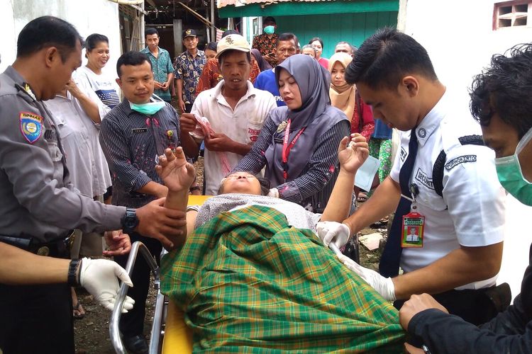 Petugas Puskesmas Jatilawang merujuk pasien ODGJ di Desa Tunjung, Kecamatan Jatilawang, Kabupaten Banyumas, Jawa Tengah, Selasa (11/2/2020).