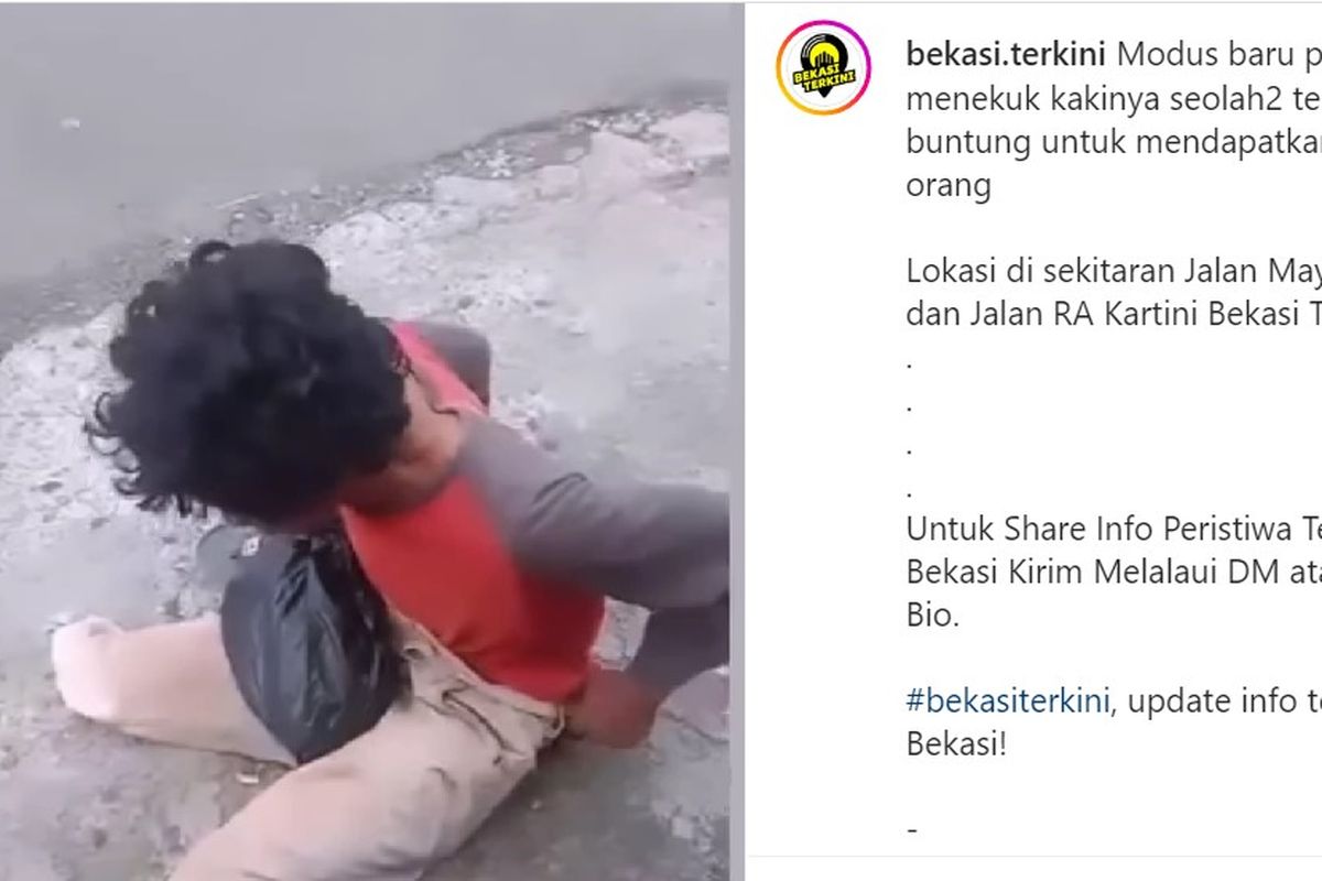 Seorang pengemis berpura-pura memiliki kaki buntung di Jalan RA Kartini, Bekasi Timur, Kota Bekasi.